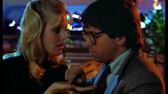 Dolores (Stratten) e Charles (Ritter) in ...e tutti risero (1981)